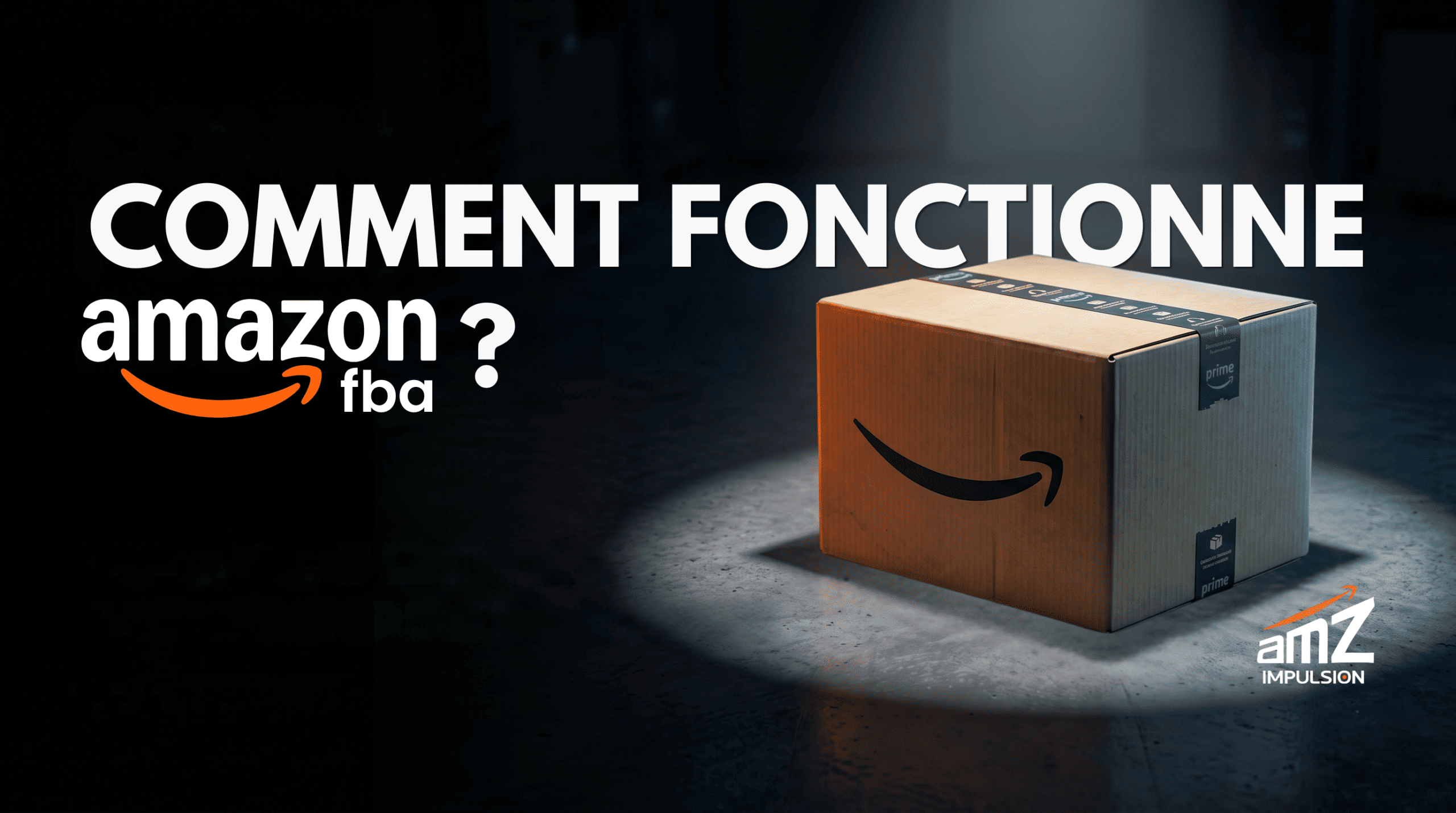 Vignette blog "Comment fonctionne Amazon FBA ?" - colis Amazon Prime éclairé sur fond sombre - AmZ Impulsion