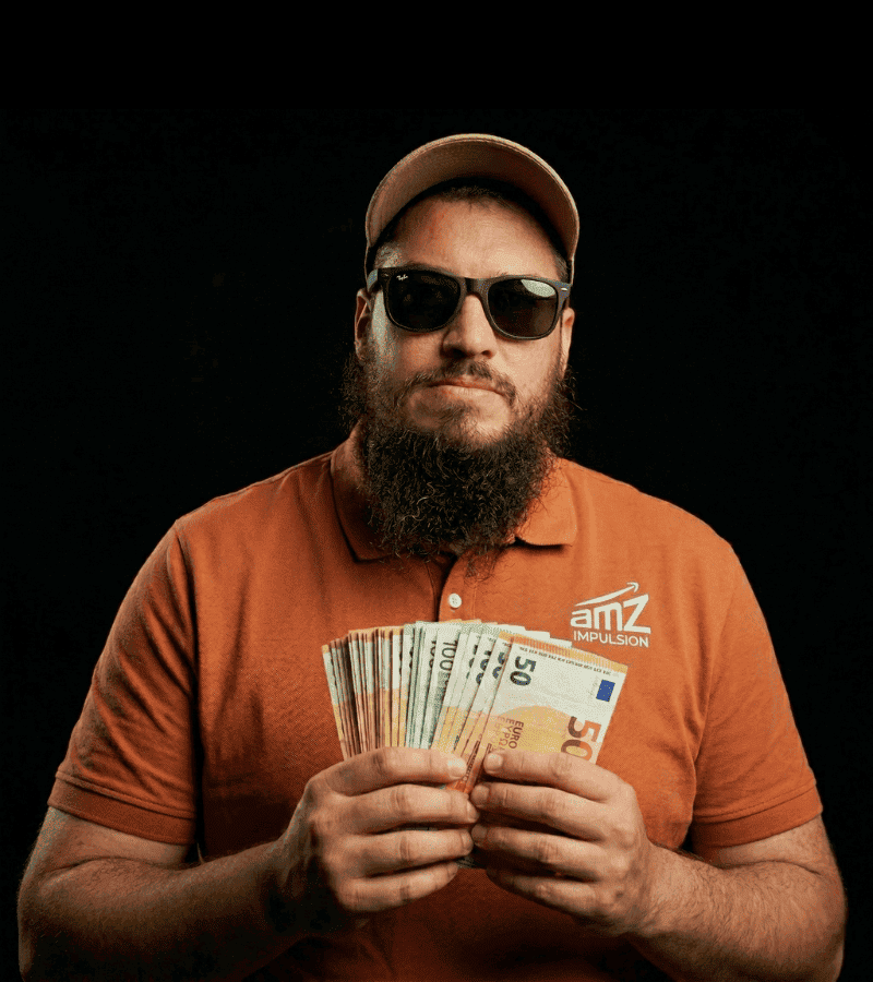 Nicolas tient une liasse de billets - éviter les erreurs coûteuses lors du lancement Amazon FBA AmZ Impulsion