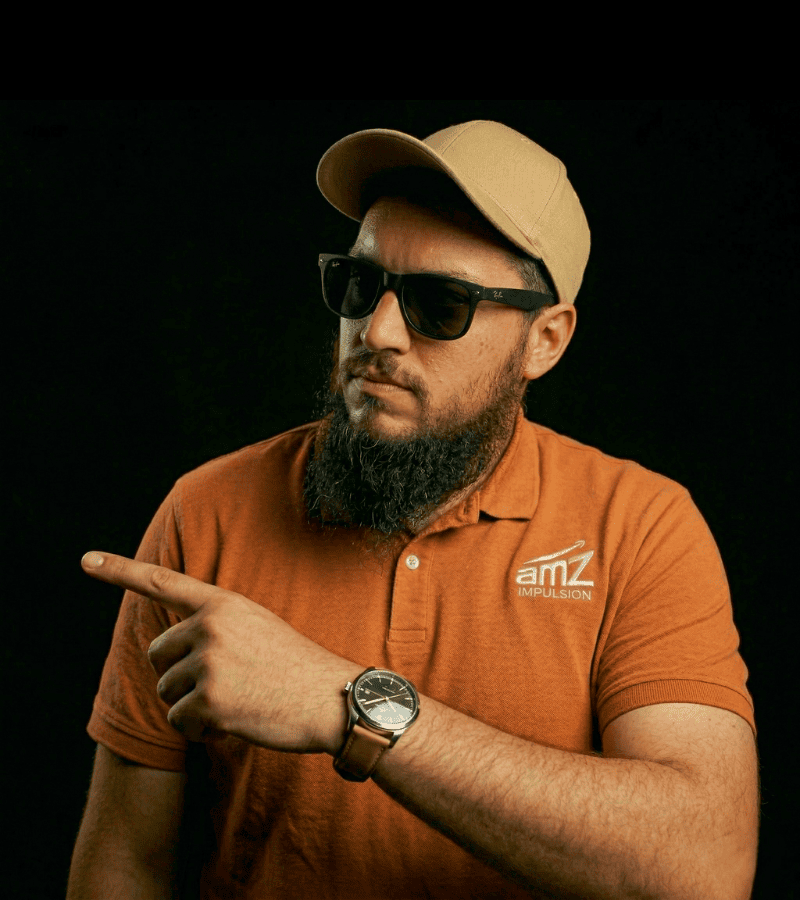 Nicolas pointe du doigt - pilotage de stratégie Amazon FBA accompagné à chaque étape AmZ Impulsion